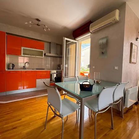 M&m Beachfront Apartman